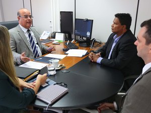 Corregedor dialoga com representante da Secretaria de Ressocialização e Inclusão Social, coronel Marcos Sérgio.