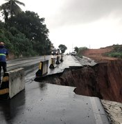 Cratera 'engole' metade da pista na BR-101, em São Miguel dos Campos
