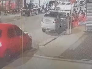 [Vídeo] Câmera flagra momento em que carro desgovernado invade lanchonete no Peixoto