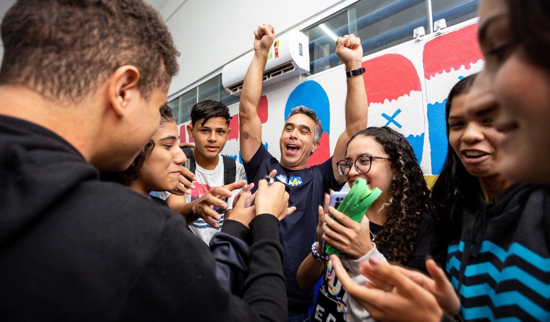 Deputado Rafael Brito celebra aprovação de projeto para criação de vagas em escolas integrais