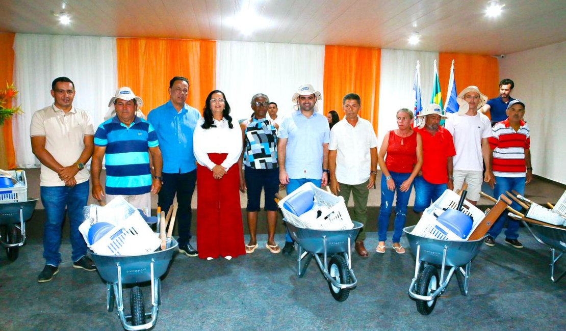 Lagoa da Canoa recebe trator, 200 kits agrícolas e pavimentação de 3,5 km