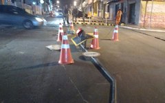 Carreta derruba semáforo no Centro de Arapiraca