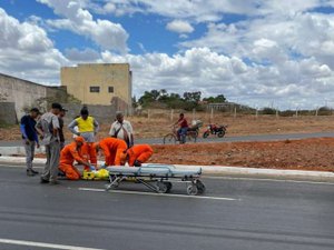 Mulher fica ferida após colisão entre carro e caminhão na AL-115, em Palmeira dos Índios