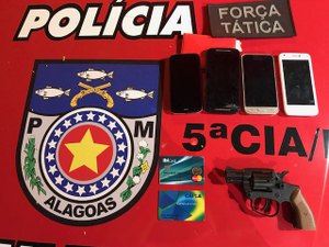Jovem é preso em flagrante roubando celulares com arma de brinquedo