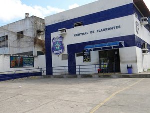 Detentos promovem princípio de tumulto na Central de Flagrantes
