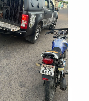 Policia recupera moto furtada para ser trocada por drogas no Manoel Teles