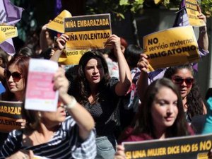 Mulheres são esfaqueadas em marcha pró-aborto no Chile