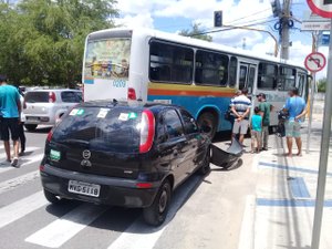 Colisão entre ônibus e carro de passeio  é registrada na manhã desta sexta