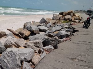 Erosão na praia do Pontal mostra poder da natureza em meio à urbanização