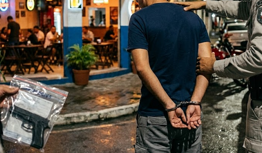 Homem se passa por policial e faz ameaças com arma falsa em estabelecimento na Jatiúca