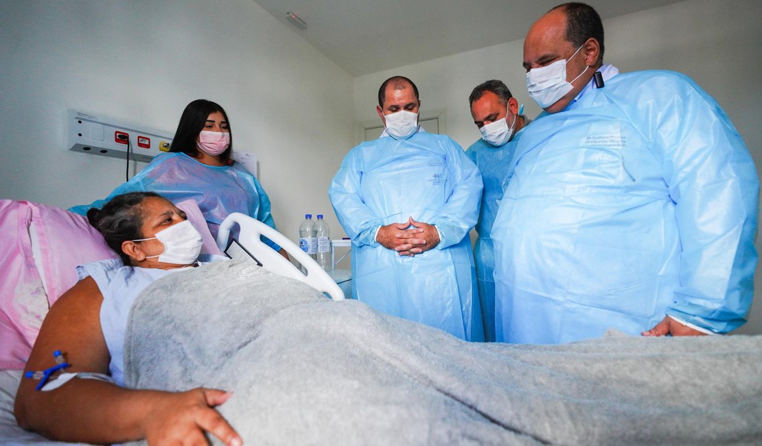 Secretário de Saúde visita primeira transplantada de coração da rede pública de Alagoas