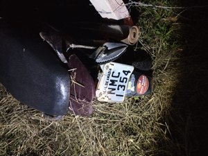 Motocicleta com três pessoas tomba e deixa casal ferido no Agreste