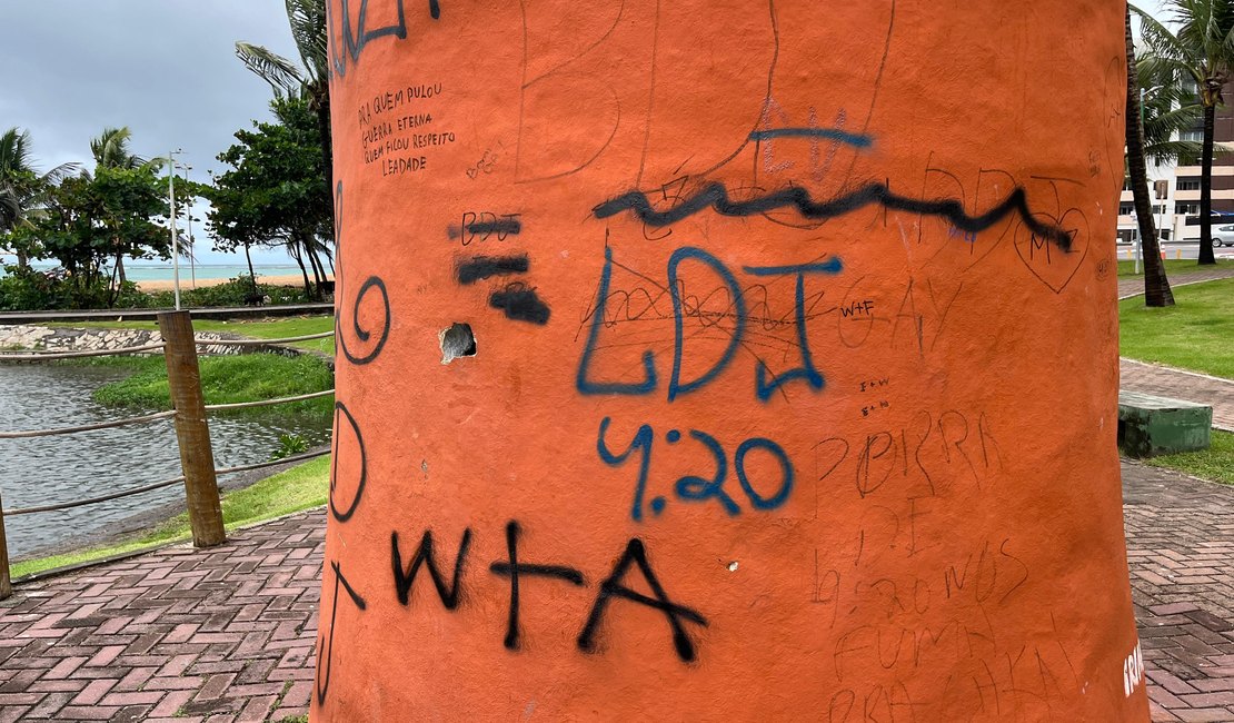 Escultura 'O Beijo da Mestra Irinéia'  é vandalizada no Posto 7