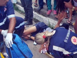 Motociclista sem capacete fica ferido ao cair de veículo e bater cabeça na pista