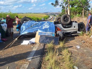 Carro vira e deixa duas pessoas feridas na BR 101