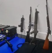 Operação apreende fuzil, submetralhadoras, rifles e drogas no bairro da Levada