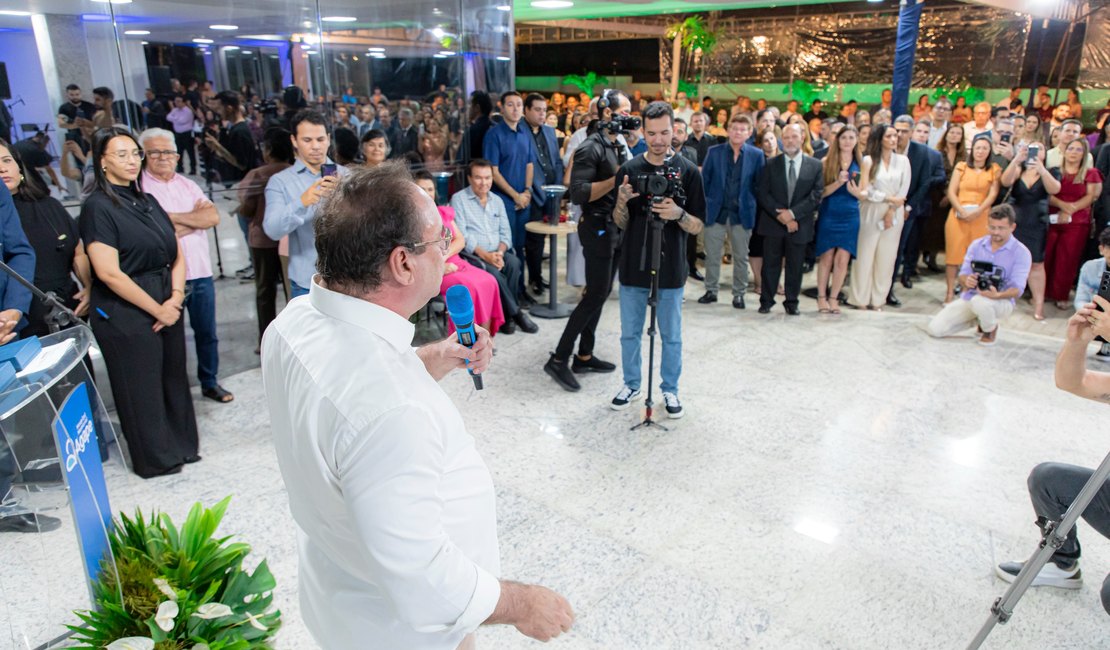 Prefeito de Arapiraca, Luciano Barbosa, prestigia inauguração de hospital no município