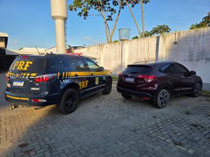 PRF prende homem com carro roubado e sinais adulterados em Maceió