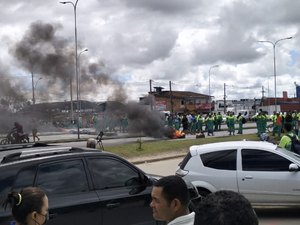 Funcionários de empresa terceirizada de Maceió protestam por salários atrasados