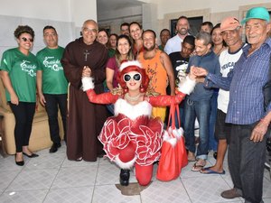 Árvore Solidária da SMS destina doações para abrigo no Village