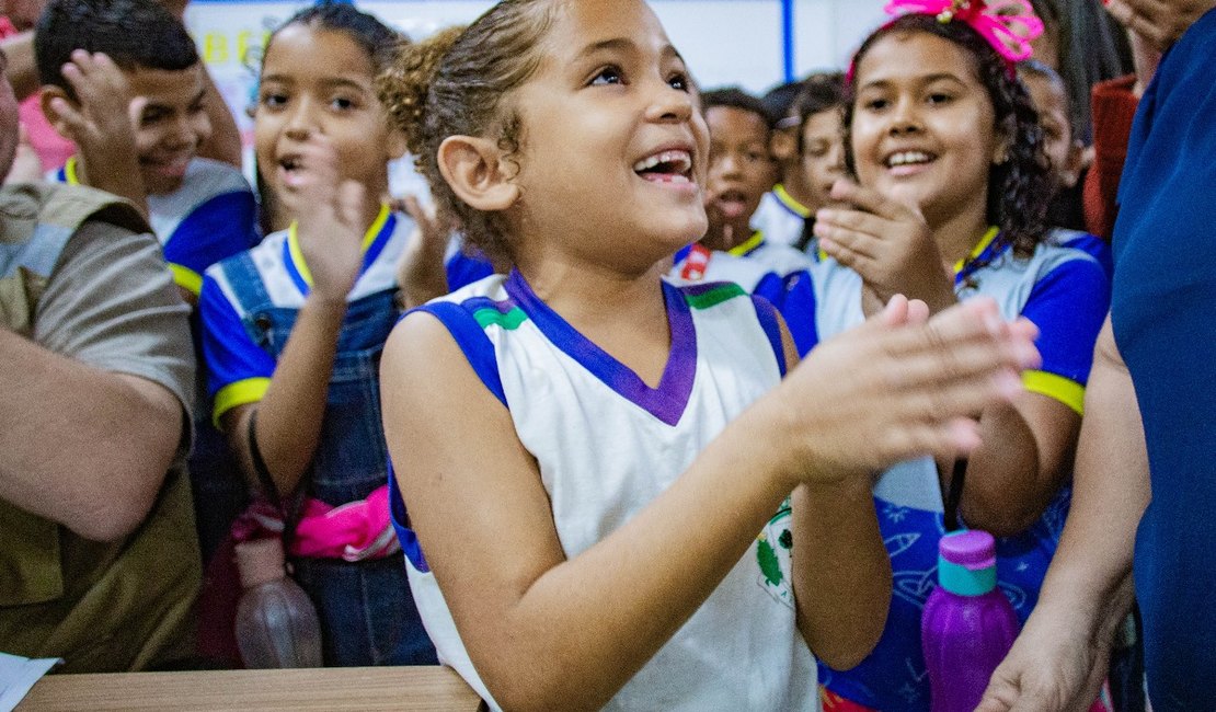 Com a magia dos livros e homenagens, Luciano recebe a visita dos alunos da Escola Professor Lourenço de Almeida