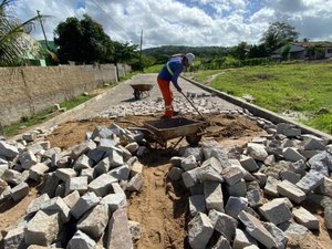 Obras de drenagem e pavimentação do Loteamento Padre Ludugero atingem etapa final