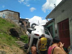 Kombi cai em ribanceira e por pouco não atinge casas em Joaquim Gomes