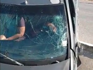 Acidente de carro deixa duas pessoas feridas no Benedito Bentes