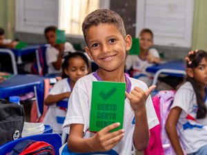 Universitários capacitados pelo Detran levam educação para o trânsito a alunos no Benedito Bentes