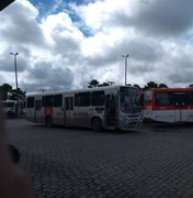 Ônibus parados no terminal do Benedito Bentes chamam atenção da população