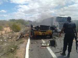 Vídeo: bando explode cofre, incendeia carro-forte e dinheiro queimado se espalha em rodovia
