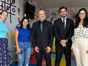 Juiz Evaldo da Cunha visita abrigo de crianças em Feira Grande