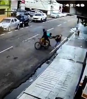 [Vídeo] Mulher reage e não deixa assaltante roubar bolsa no centro de Arapiraca