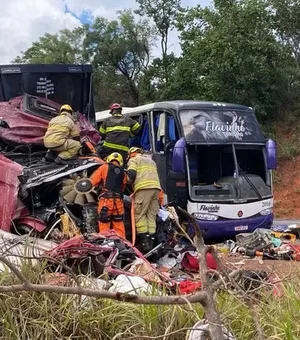 [Vídeo] Ônibus de Alagoas com destino ao Paraná colide com carreta em MG de deixa mais de 50 feridos