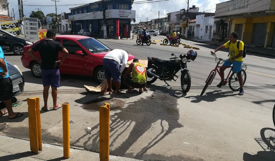 Colisão entre carro e motocicleta deixa mulher ferida na Ponta Grossa