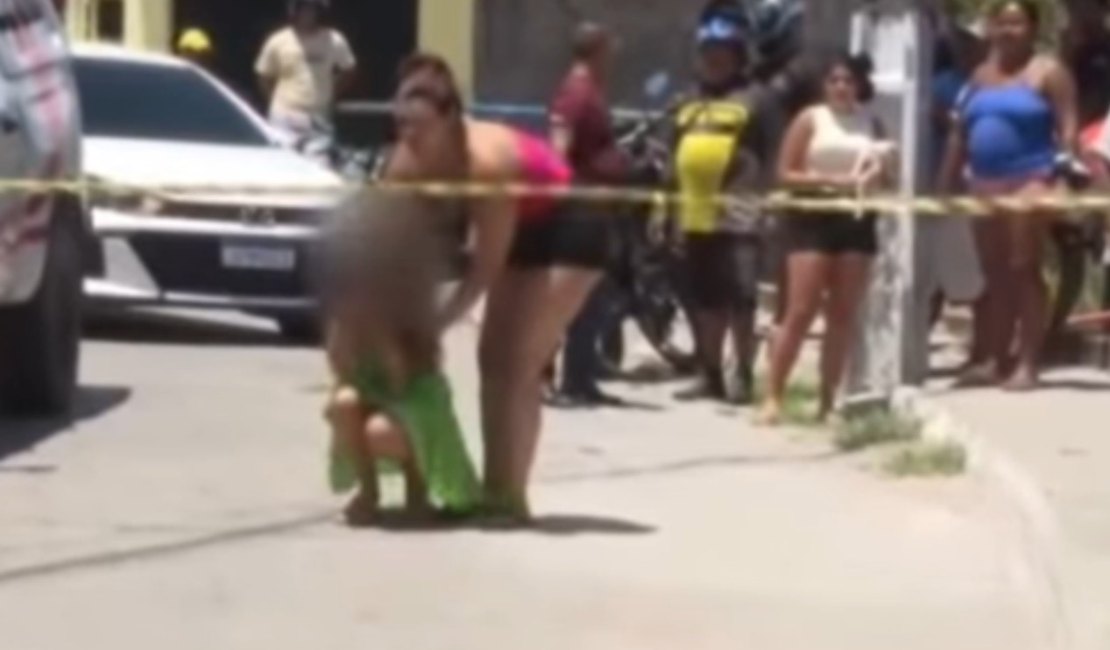 Filha adolescente entra em desespero ao encontrar mãe morta a tiros no meio da rua em Maceió