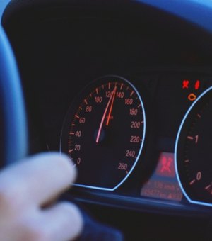 Motorista sem CNH dirige em alta velocidade, quase atinge viatura e é autuado em Cacimbinhas