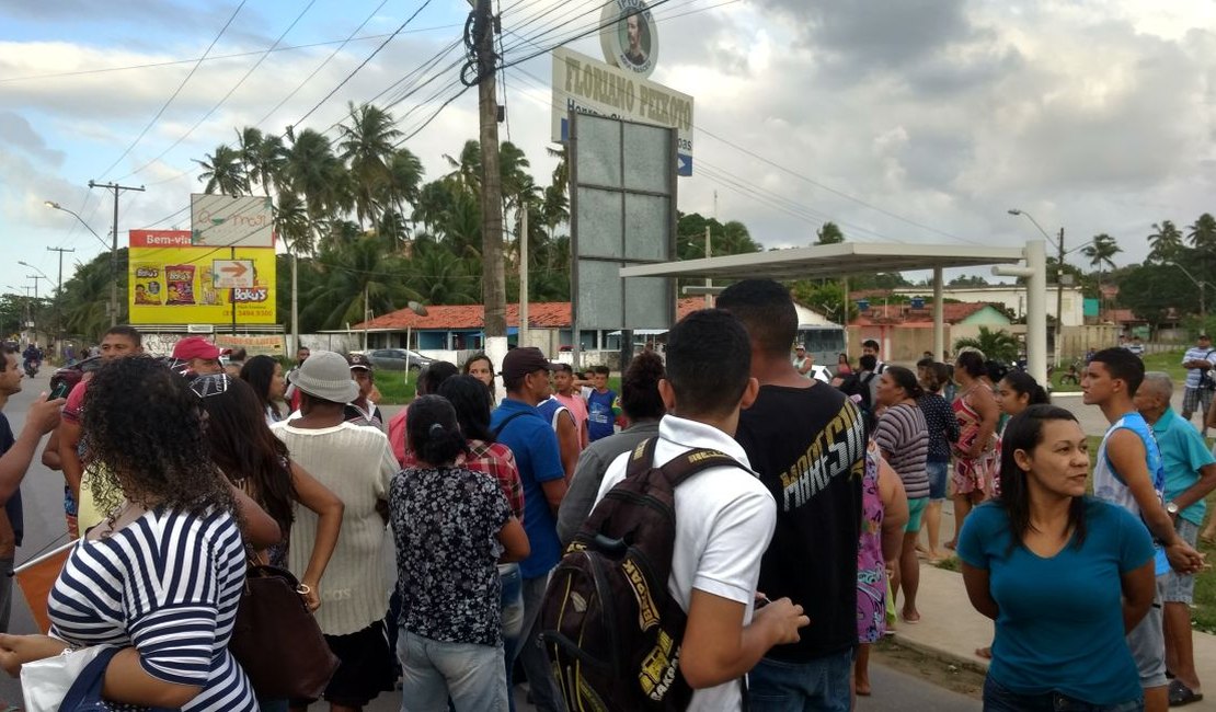 Moradores de Ipioca bloqueiam rodovia contra mudança de itinerário de ônibus
