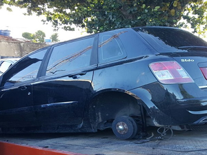 Polícia recupera veículo roubado que estava abandonado próximo a canavial