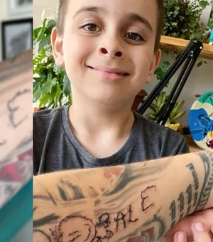 Mãe deixa filho autista de 7 anos tatuá-la e comemora resultado: 'Alegria única'