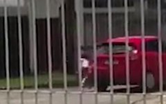 Vídeo de mãe ‘abandonando’ criança em rua viraliza; polícia investiga