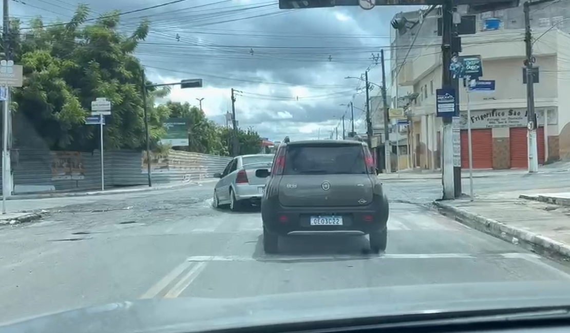 [Vídeo] Buracos e lama atrapalham tráfego próximo ao Terminal de Ônibus no Centro de Arapiraca