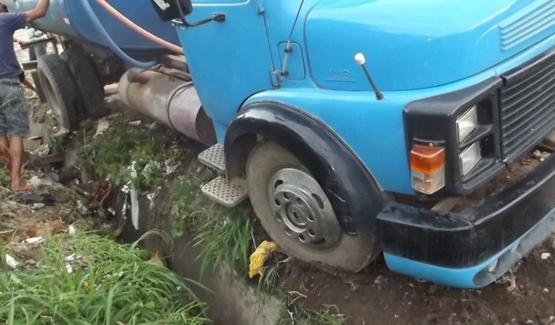 Caminhão-pipa atola em buraco e ameaça tombar no bairro Capiatã
