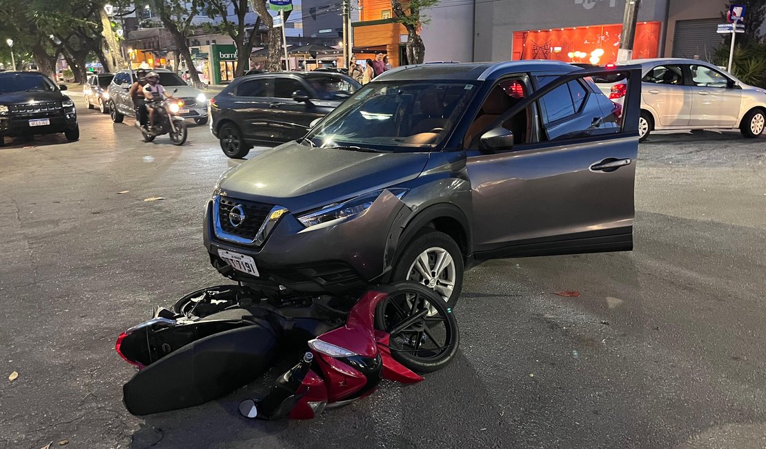 Colisão entre carro e moto deixa uma pessoa ferida na Av. Antônio Gomes de Barros, em Maceió