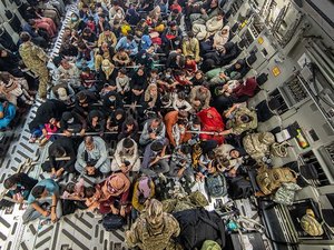 Tumulto em tentativa de acesso ao aeroporto de Cabul deixa mortos no Afeganistão