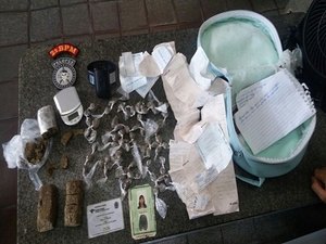 Polícia cumpre mandados e prende mulher envolvida com o tráfico de drogas