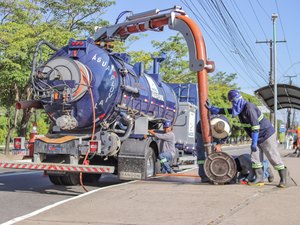 Prefeitura de Maceió realiza mutirão de limpeza de galerias na Avenida Fernandes Lima