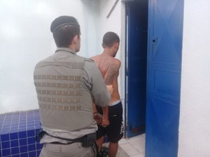 Jovem é preso com cocaína, crack e maconha dentro da casa no Jacintinho