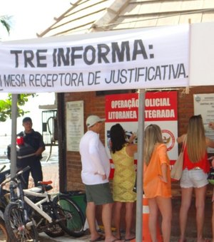 Turistas chegam cedo e justificam o voto na Orla da Ponta Verde, em Maceió