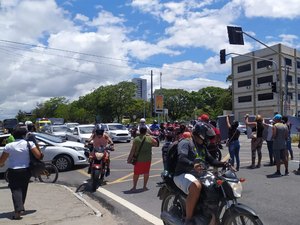 Vítimas de golpe da falsa casa própria protestam na Av. Fernandes Lima